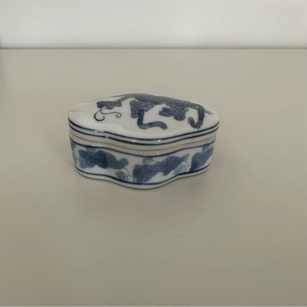 Vintage Williams Sonoma Chinoiserie Small Rounded Box in Blue and White